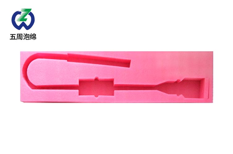 長條異形粉色珍珠棉內(nèi)襯，精密長件的一體化防護(hù)方案